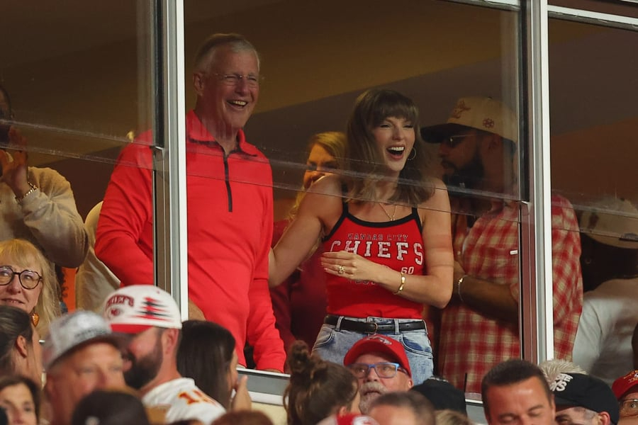 Taylor Swift shfaqet sërish në stadium, këtë herë për bashkëshortin Travis Kelce – gjesti i saj pas touchdown-it bëhet viral