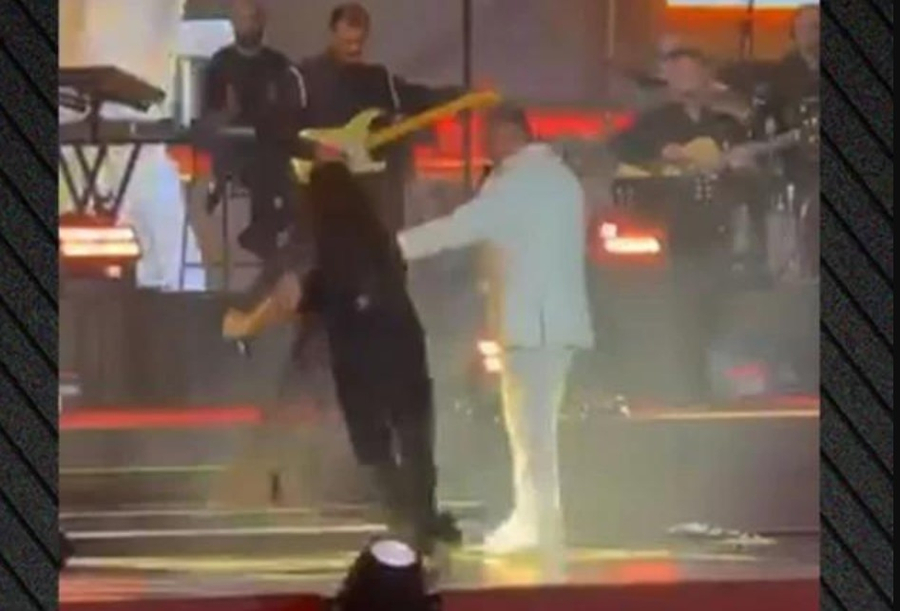 VIDEO/ Kati Garbi rrëzohet në skenë në koncertin e Antonis Remos