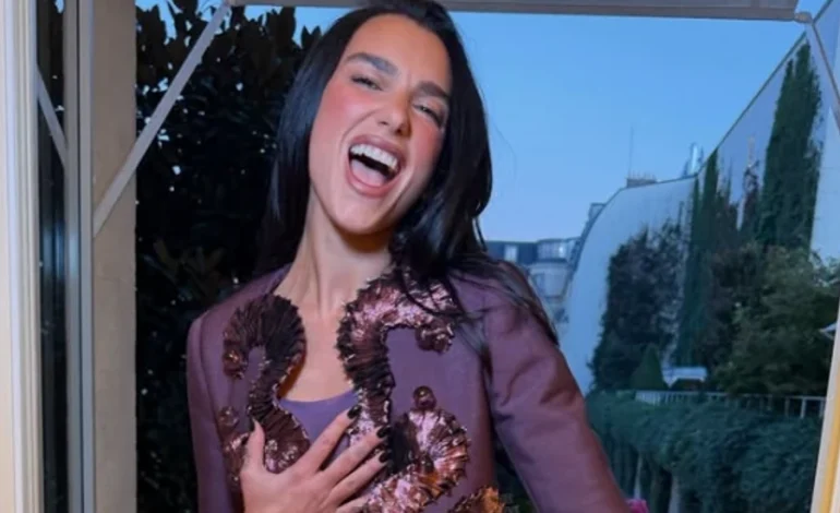 Dua Lipa rikthen trendin ‘pa pantallona’ – shfaqet në Paris me bluzë transparente