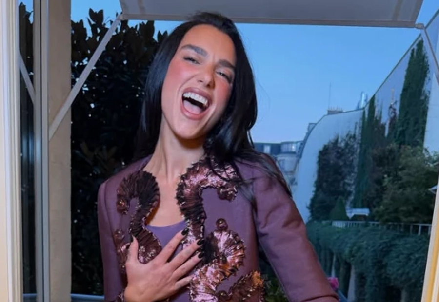 Dua Lipa rikthen trendin ‘pa pantallona’ – shfaqet në Paris me bluzë transparente