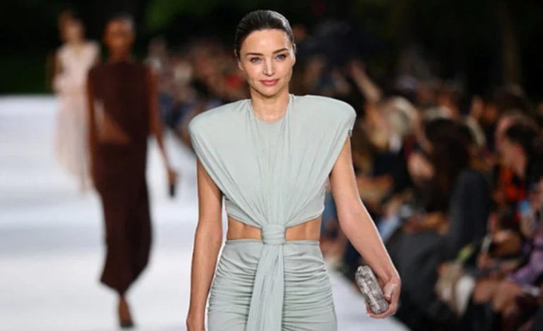 Miranda Kerr rikthehet në pasarelë pas gati 10 vitesh – shkëlqen në sfilatën e modës në Paris