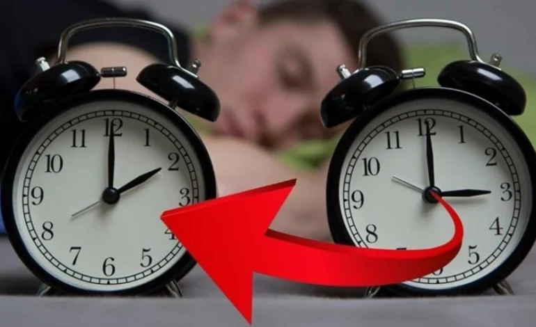Të dielën ndryshon ora, akrepat kthehen 60 minuta prapa! Si ndikon tek gjumi dhe si të përshtateni