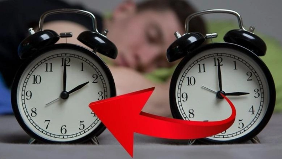 Të dielën ndryshon ora, akrepat kthehen 60 minuta prapa! Si ndikon tek gjumi dhe si të përshtateni