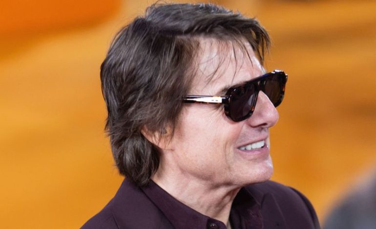 Tom Cruise surprizon britanikun që për një vit përballoi sfida ekstreme për bamirësi