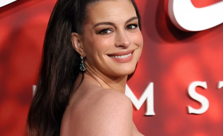 Manikyri ‘Cherry Noir’ i Anne Hathaway-t është trendi më elegant i thonjve për vjeshtën