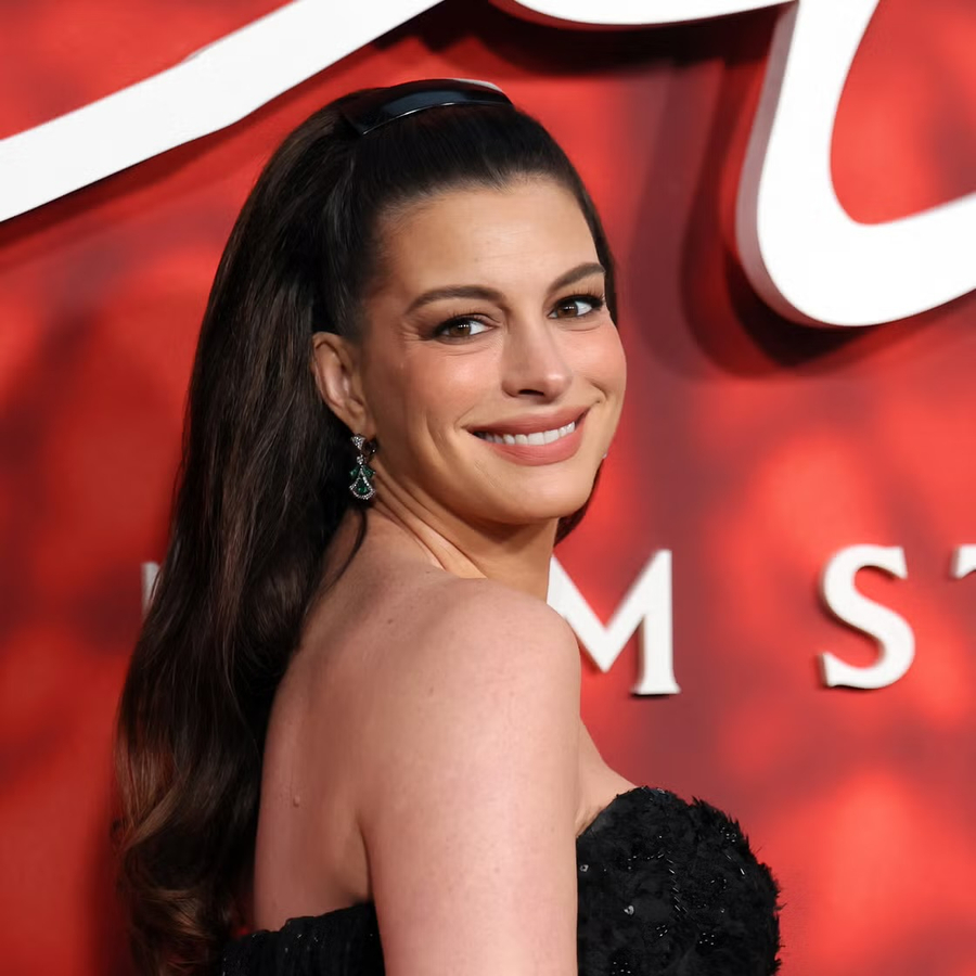 Manikyri ‘Cherry Noir’ i Anne Hathaway-t është trendi më elegant i thonjve për vjeshtën