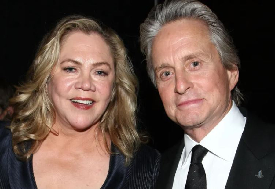 Michael Douglas pranon pas 40 vitesh lidhjen e fshehtë jashtëmartesore me aktoren Kathleen Turner