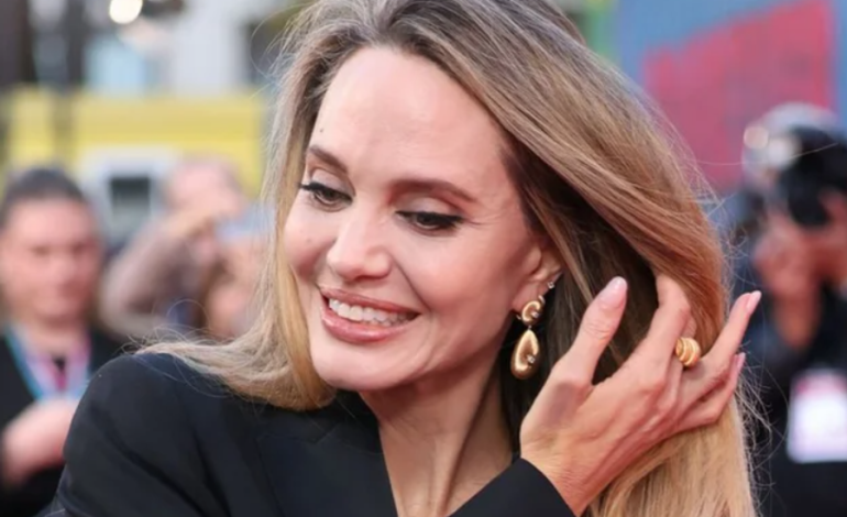 Shkrimi i dorës së Angelina Jolie ndez debat në internet