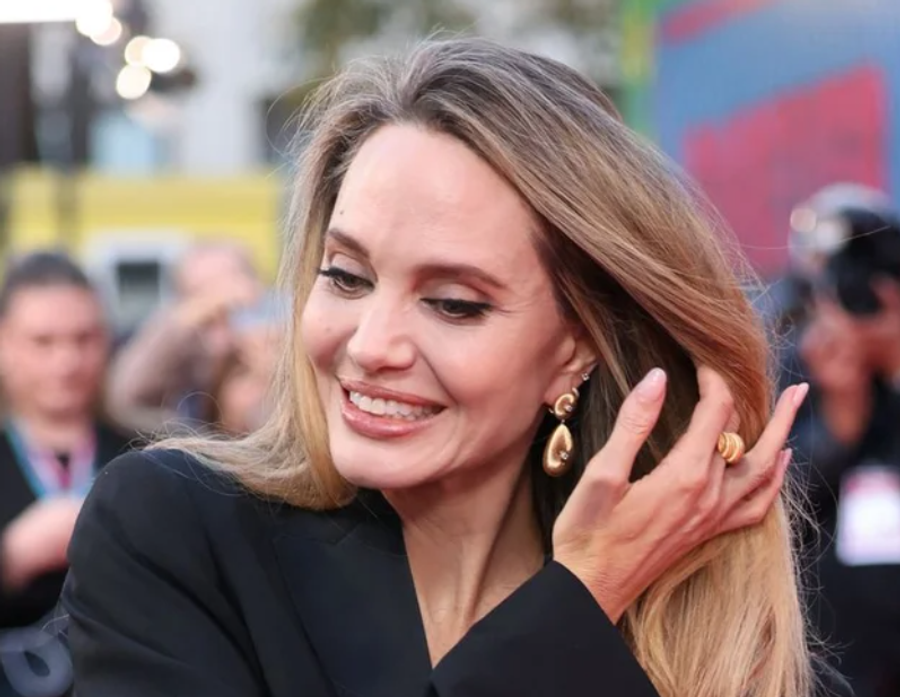 Shkrimi i dorës së Angelina Jolie ndez debat në internet