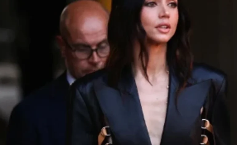 Ana de Armas mahnit në Paris me një fustan të zi prej lëkure dhe detaje me rripa