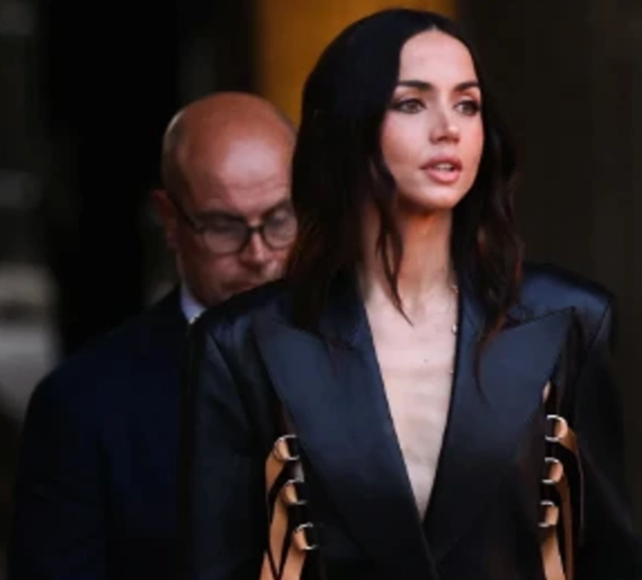 Ana de Armas mahnit në Paris me një fustan të zi prej lëkure dhe detaje me rripa