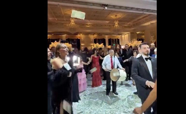 ‘O e lumja unë…’ Dollarët tapet nën këmbët e dasmorëve! Pamje nga dasma e vëllait të Bebe Rexhës