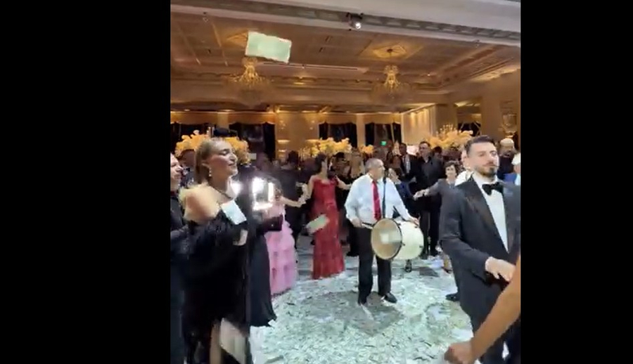 ‘O e lumja unë…’ Dollarët tapet nën këmbët e dasmorëve! Pamje nga dasma e vëllait të Bebe Rexhës