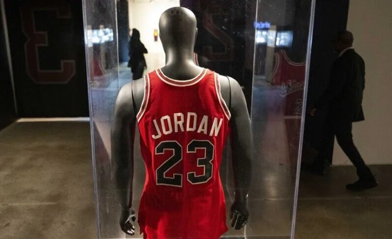 Fanella e Michael Jordan nga ‘The Last Dance’ shitet për rekord, 12.26 milionë dollarë